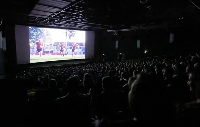 11.07.2023 - Fussball - Saison 2022 2023 - 2. Frauen - Fussball - Bundesliga - Kino-Premiere - 1. FC Nürnberg FCN ( Club ) Aufstiegsfilm - Mutig bis zum Schluss - Sportfoto Zink DaMa - xdaxmax - Symbolbild Symbolfoto Feature Impression - Zuschauer Publikum Fans Clubfan Clubfans FCN-Fans Fans im Kinosaal Kino
