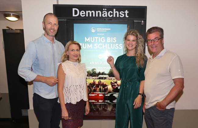 11.07.2023 - Fussball - Saison 2022 2023 - 2. Frauen - Fussball - Bundesliga - Kino-Premiere - 1. FC Nürnberg FCN ( Club ) Aufstiegsfilm - Mutig bis zum Schluss - Sportfoto Zink DaMa - xdaxmax - Niels Rossow ( Vorstand Finanzen und Verwaltung 1. FC Nürnberg FCN ) Dr. Karoline Haderer ( Leiterin Marketing NÜRNBERGER Versicherung ) Lea Paulick (1, 1. FC Nürnberg FCN ) Dieter Hecking ( Trainer Vorstand 1. FC Nürnberg FCN ) vor Kinoplakat - Mutig bis zum Schluss