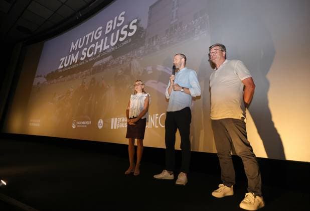 11.07.2023 - Fussball - Saison 2022 2023 - 2. Frauen - Fussball - Bundesliga - Kino-Premiere - 1. FC Nürnberg FCN ( Club ) Aufstiegsfilm - Mutig bis zum Schluss - Sportfoto Zink DaMa - xdaxmax - Dr. Karoline Haderer ( Leiterin Marketing NÜRNBERGER Versicherung ) Niels Rossow ( Vorstand Finanzen und Verwaltung 1. FC Nürnberg FCN ) Dieter Hecking ( Trainer Vorstand 1. FC Nürnberg FCN ) verkünden nach dem Film das Sponsoring der Nürnberger Versicherung für Frauen-Mannschaft Team des FCN