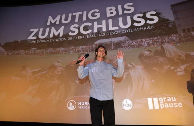 11.07.2023 - Fussball - Saison 2022 2023 - 2. Frauen - Fussball - Bundesliga - Kino-Premiere - 1. FC Nürnberg FCN ( Club ) Aufstiegsfilm - Mutig bis zum Schluss - Sportfoto Zink DaMa - xdaxmax - Felix Krause (Filmemacher des Films - Mutig bis zum Schluss ) bedankt sich bei Zuschauer Publikum Fans Clubfan Clubfans FCN-Fans Fans