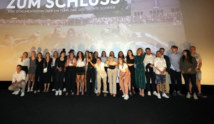 11.07.2023 - Fussball - Saison 2022 2023 - 2. Frauen - Fussball - Bundesliga - Kino-Premiere - 1. FC Nürnberg FCN ( Club ) Aufstiegsfilm - Mutig bis zum Schluss - Sportfoto Zink DaMa - xdaxmax - Mannschaft Team des 1. FC Nürnberg FCN nach Ende des Films auf der Bühne - Gruppenbild Mannschaftsbild Teambild