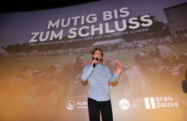 11.07.2023 - Fussball - Saison 2022 2023 - 2. Frauen - Fussball - Bundesliga - Kino-Premiere - 1. FC Nürnberg FCN ( Club ) Aufstiegsfilm - Mutig bis zum Schluss - Sportfoto Zink DaMa - xdaxmax - Felix Krause (Filmemacher des Films - Mutig bis zum Schluss ) bedankt sich bei Zuschauer Publikum Fans Clubfan Clubfans FCN-Fans Fans