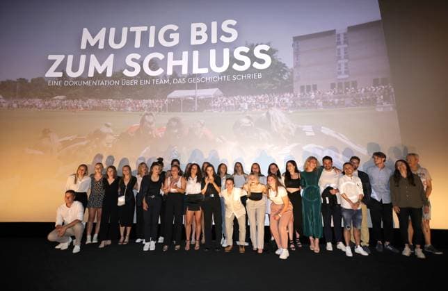 Sport Bilder des Tages 11.07.2023 - Fussball - Saison 2022 2023 - 2. Frauen - Fussball - Bundesliga - Kino-Premiere - 1. FC Nürnberg FCN ( Club ) Aufstiegsfilm - Mutig bis zum Schluss - Sportfoto Zink DaMa - xdaxmax - Mannschaft Team des 1. FC Nürnberg FCN nach Ende des Films auf der Bühne - Gruppenbild Mannschaftsbild Teambild