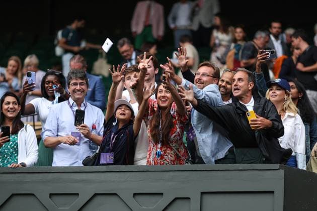 Sport Bilder des Tages Wimbledon: Day Nine 11 July 2023, Wimbledon - Wimbledon Tennis Championships - Day Nine - Fans reach out for the sweatband of Novak Djokovic after he throws it up to them - Photo: Charlotte Wilson Offside. Wimbledon UK Copyright: xCharlottexWilsonx xOffsidexOffside