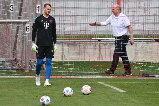 Manuel NEUER (Torwart Bayern Muenchen),re: Uli HOENESS (Höness,Ehrenpraesident Bayern Muenchen) als Trainingsgast. Training FC Bayern Muenchen auf dem Trainingsgelaende an der Saebener Strasse am 12.07.2023. Fussball 1. Bundesliga,Saison 2023 2024.