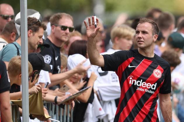 Sport Themen der Woche KW28 Sport Bilder des Tages Trainingsauftakt Eintracht Frankfurt Mario Götze (Eintracht Frankfurt, 27) schreibt nach dem Training Autogramme. Training von Eintracht Frankfurt am 12. Juli 2023 im Deutsche Bank Park in Frankfurt am Main. - Nach Vorgaben der DFL, Deutsche Fußball Liga, ist es untersagt, in dem Stadion und oder vom Spiel angefertigte Fotoaufnahmen in Form von Sequenzbildern und oder videoähnlichen Fotostrecken zu verwerten bzw. verwerten zu lassen., Frankfurt am Main Hessen Deutschland Deutsche Bank Park *** Training kick-off Eintracht Frankfurt Mario Götze Eintracht Frankfurt, 27 writes autographs after training Training of Eintracht Frankfurt on 12 July 2023 at Deutsche Bank Park in Frankfurt am Main According to specifications of the DFL, German Football League, it is prohibited in the stadium and or from the game made photographs in the form of sequence pictures and or video-like photo series to exploit or to let exploit , Frankfurt am Main Hesse Germany Deutsche Bank Park