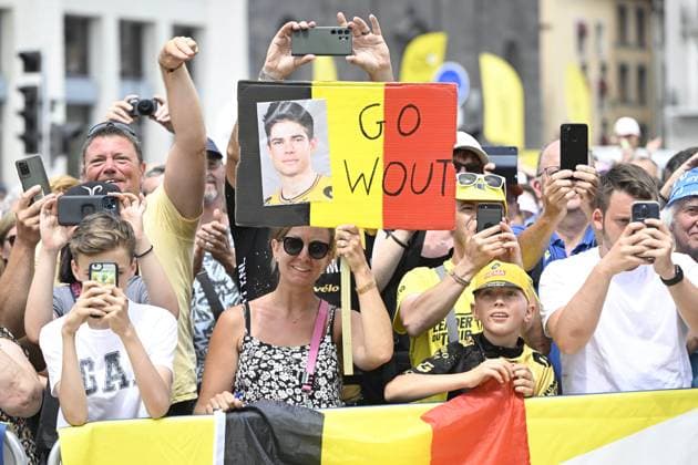 MOULINS, FRANCE - JULY 12 : Illustration picture of supporters Van Aert Wout (BEL) of Jumbo-Visma during stage 11 of the 110th edition of the Tour de France 2023 cycling race, a stage of 180 kms with start in Clermont-Ferrand and finish in Moulins on July 12, 2023 in Moulins, France, 12 07 2023 ( Motordriver Kenny Verfaillie - Tour de France 2023 - Stage 11 PhotoNews Panoramic 
