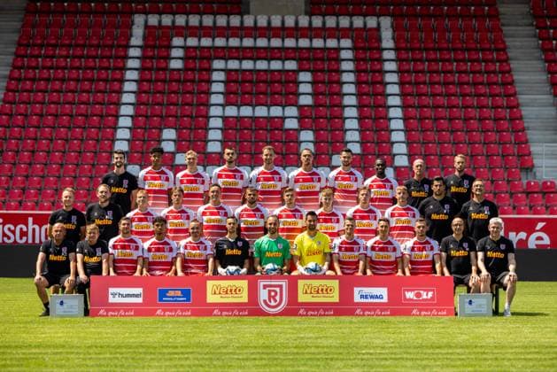 11.07.2023, Fussball, GER, Saison, 3.Liga, Porträttermin 2023 2024, SSV Jahn Regensburg SSV Jahn Regensburg; 3.Liga, Porträttermin 2023 2024, Mannschaftsfoto, hi. Reihe v.li.: Phlipp Paintner (Co-Trainer), Noah Ganaus, Louis Breunig, Rasim Bulic, Florian Ballas, Joel Zwarts, Christian Schmidt, Agyemang Diawusie, Joe Enochs (Cheftrainer), Andreas Patz (Co-Trainer); mi. Reihe v. li.: Tobias Rutzinger (Physiotherapeut), Matthias Günther, Niclas Anspach, Christian Viet, Alexander Bittroff, Robin Ziegele, Elias Huth, Dominik Kother, Tobias Eisenhuth, Noel Eichinger, Philipp Tschauner (Torwart-Trainer), Achim Beierlorzer (Geschäftsführer ; u. Reihe v. li.: Klaus-Dieter Schneider (Betreuer), Reinhold Reisinger (Betreuer), Oscar Schönfelder, Bryan Hein, Andreas Geipl, Leon Cuk, Felix Gebhardt, Alexander Weidinger, Benedikt Saller, Konrad Faber, Jannik Graf, Franz Müller (Mannschaftsarzt), Bernd Meyer (Mannschaftsarzt) DFL REGULATIONS PROHIBIT ANY USE OF PHOTOGRAPHS AS IMAGE SEQUENCES AND OR QUASI-VIDEO.