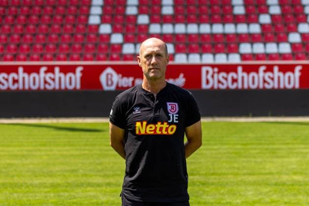 11.07.2023, Fussball, GER, Saison, 3.Liga, Porträttermin 2023 2024, SSV Jahn Regensburg Joe Enochs (Chef-Trainer); SSV Jahn Regensburg; 3.Liga, Porträttermin 2023 2024, DFL REGULATIONS PROHIBIT ANY USE OF PHOTOGRAPHS AS IMAGE SEQUENCES AND OR QUASI-VIDEO.