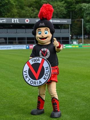 Viktor das Maskottchen von Viktoria Koeln. Viktoria Koeln, Fussball, 3. Liga, Portraettermin 2023 24, 12.07.2023 DFB DFL Regulations prohibit any use of Photographs as image sequences and or quasi-video X, Viktoria Koeln, Fussball, 3. Liga, Portraetermin 2023 2024, 12.07.2023 Köln Copyright: xEibner-Pressefoto ThomasxHaeslerx EP_EER