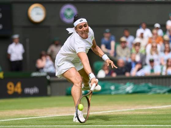 2023 Wimbledon Championships Ons Jabeur (TUN) plays a forehand shot against Elena Rybakina (KAZ) in the ladies quarter finals on Day 10 at the 2023 Wimbledon Championships at the All England Club, London, UK, 12 July 2023, Credit:Peter van den Berg Avalon United Kingdom, England, London, All England Lawn Tennis and Croquet Club  Copyright: xPeterxvanxdenxBergx xAvalonx 0788695123