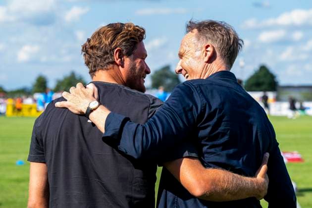 Sport Themen der Woche KW28 Sport Bilder des Tages Fußball: Testspiel Westfalia Rhynern - Borussia Dortmund am 12.07.23 in Hamm. Dortmund Geschäftsführer Hans-Joachim Watzke (r.) umarmt Dortmunds Trainer Edin Terzic. *** Soccer test match Westfalia Rhynern Borussia Dortmund on 12 07 23 in Hamm Dortmund managing director Hans Joachim Watzke r hugs Dortmund coach Edin Terzic Copyright: xKirchner DavidxInderliedx