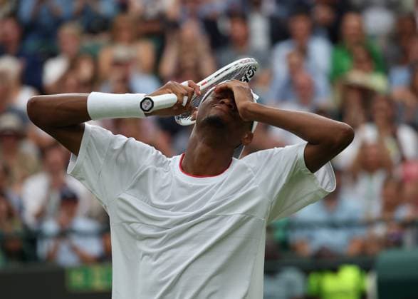 Sport Bilder des Tages 12th July 2023; All England Lawn Tennis and Croquet Club, London, England: Wimbledon Tennis Tournament; Christopher& xa0;Eubanks (USA) hands on face with racket in hand in disappointment after his shot to Daniil& xa0;Medvedev (RUS) goes wide  ActionPlus12530791 JohnxPatrickxFletcher
