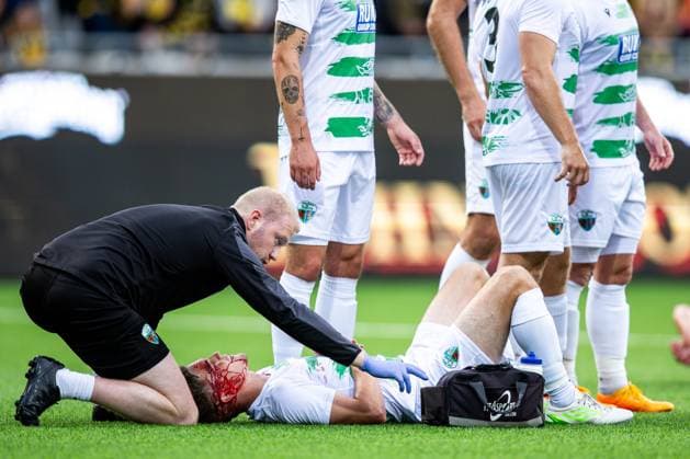 Sport Themen der Woche KW28 Sport Bilder des Tages 230712 Josh Daniels of The New Saints recieves medical attention during the UEFA Champions League qualifying match between BK Häcken and The New Saints on July 12 2023 in Gothenburg. Photo: Nicklas Elmrin BILDBYRAN COP 206 NE0227 fotboll football soccer fotball champions league match 1 game bk häcken the new saints skada *** 230712 Josh Daniels of The New Saints recieves medical attention during the UEFA Champions League qualifying match between BK Häcken and The New Saints on July 12 2023 in Gothenburg Photo Nicklas Elmrin BILDBYRAN COP 206 NE0227 fotboll football soccer fotball champions league match 1 game bk häcken the new saints skada  Copyright: NICKLASxELMRIN BB230712NE033