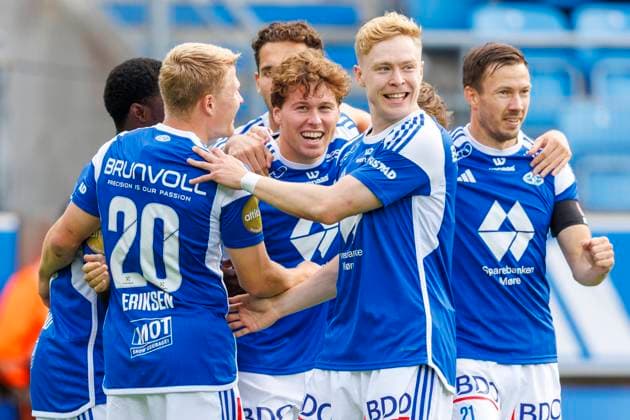 NM fotball cup 2023: Molde - Sarpsborg 08 (3-1) Molde 20230712. Moldes Emil Breivik (midten) gratuleres for 2-0 av Kristian Eriksen (tv), Ola Brynhildsen og de andre lagkameratene under kvartfinalen i fotball NM for menn mellom Molde og Sarpsborg 08 pa Aker Stadion. Foto: Svein Ove Ekornesvag NTB Molde Norge EDITORIAL USE ONLY. RESTRICTED USE FOR BETTING COMPANIES Ref:_SPOknQqbHEXBLM.jpg  Copyright: xSveinxOvexEkornesvagx xNTBx