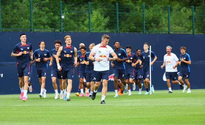 Sport Themen der Woche KW28 RB Leipzig Training Bundesliga Leipzig, 13.07.2023, RBL Trainingszentrum, Fußball Bundesliga , RB Leipzig - Training , Im Bild: Mannschaftslauf mit Co-Trainer Frank Geideck (vorn, RB Leipzig) , *** RB Leipzig Training Bundesliga Leipzig, 13 07 2023, RBL Training Center, Football Bundesliga , RB Leipzig Training , In the picture team run with co-trainer Frank Geideck in front, RB Leipzig , Picture Point