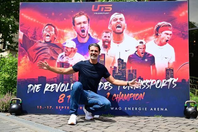 Sport Themen der Woche KW28 13.07.2023, xbrx, Tennis UTS (Ultimate Tennis Show), Pressetalk UTS emspor, v.l. Mouratoglu, Patrick (UTS-Founder and Coach), gestikuliert, mit den Armen gestikulieren, Banner Frankfurt am Main *** 13 07 2023, xbrx, tennis UTS Ultimate Tennis Show , press talk UTS emspor, v l Mouratoglu, Patrick UTS Founder and Coach , gestures, gesturing with arms, banner Frankfurt am Main.