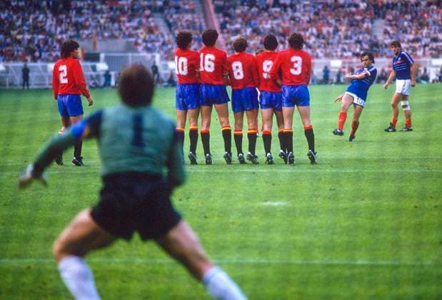 Archivbilder der Woche SPORT KW28 France UEFA EURO, EM, Europameisterschaft,Fussball 1984 (Files) France s Michel Platini scoring the famous 1-0 free-kick goal during the Final of the UEFA EURO 1984 Soccer match, France vs Spain at Parc des Princes in Paris, France on June 27th, 1984. France won 2-0. Photo by Henri Szwarc ABACAPRESS.COM Paris France  Copyright: xSzwarcxHenri ABACAx 500287_018 SzwarcxHenri ABACAx 500287_018