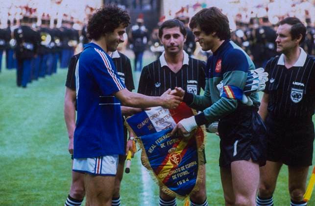 France UEFA EURO, EM, Europameisterschaft,Fussball 1984 (Files) France s captain Michel Platini and Spains s captain Luis Arconada during the Final of the UEFA EURO 1984 Soccer match, France vs Spain at Parc des Princes in Paris, France on June 27th, 1984. France won 2-0. Photo by Henri Szwarc ABACAPRESS.COM Paris France  Copyright: xSzwarcxHenri ABACAx 500287_061 SzwarcxHenri ABACAx 500287_061