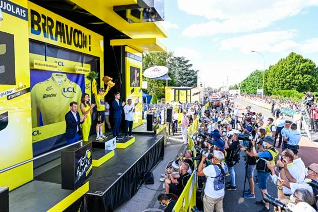 Tour de France 2023 - Stage 12 BELLEVILLE-EN-BEAUJOLAIS, FRANCE - JULY 13 : Vingegaard Jonas (DEN) of Jumbo-Visma on the podium with the yellow jersey during stage 12 of the 110th edition of the Tour de France 2023 cycling race, a stage of 169 kms with start in Roanne and finish in Belleville-en-Beaujolais on July 13, 2023 in Belleville-en-Beaujolais, France, 13 07 2023 ( Motordriver Kenny Verfaillie - Belleville-en-Beaujolais France  Copyright: xVincentxKalutx