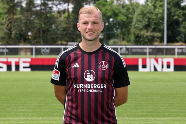 12.07.2023 - 1. FC Nürnberg FCN Club - Saison 2023 2024 - Fototermin Porträttermin - Einzelbild Einzelfoto Portrait Porträt Kopfbild - Sportfoto Zink DaMa - xdaxmax - Einzelbild Einzelfoto Portrait Porträt Kopfbild - Johannes Geis (5, 1. FC Nürnberg FCN )