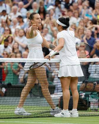 Aryna Sabalenka gratuliert der Siegerin Ons Jabeur, Damen Einzel, Semi Final Copyright: xJuergenxHasenkopfx