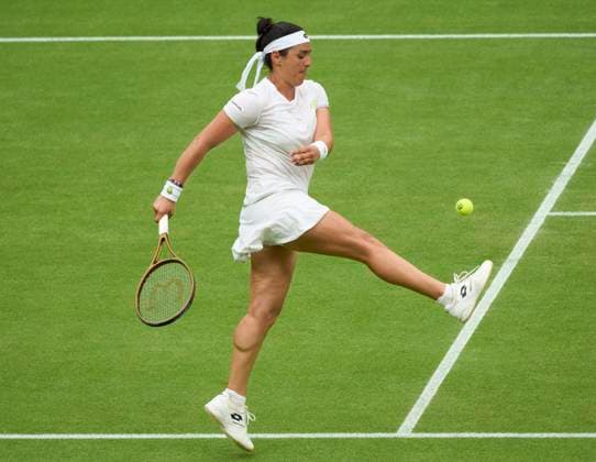 2023 Wimbledon Championships Ons Jabeur (TUN)jumps and kicks a tennis ball on the way to winning the ladies™ semi finals against Aryna Sabalenka on Day 11 at the 2023 Wimbledon Championships at the All England Club, London, UK, 13 July 2023, Credit:Peter van den Berg Avalon United Kingdom, England, London, All England Lawn Tennis and Croquet Club  Copyright: xPeterxvanxdenxBergx xAvalonx 0788930620