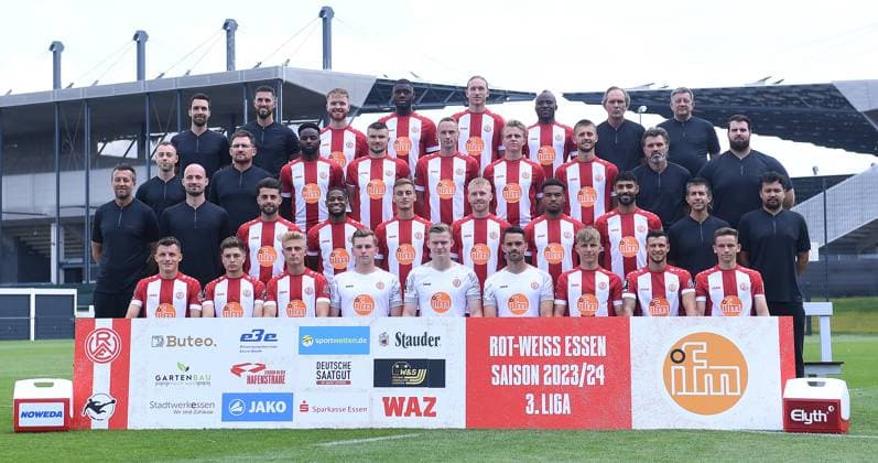 Rot-Weiss Essen; 3.Liga, Porträttermin 2023 2024, Mannschaftsfoto Untere Reihe (von links): Thomas Eisfeld, Sandro Plechaty, Cedric Harenbrock, Felix Wienand, Jakob Golz, Ole Springer, Sascha Voelcke, Andreas Wiegel, Nils Kaiser Zweite Reihe (von links): Christoph Dabrowski (Chef-Trainer), Lars Fleischer (Co-Trainer), JosÃ -Enrique Rios Alonso, Isaiah Young, Marvin Obuz, Ron Berlinski, Eric Voufack, Ekin Celebi, Dr. Markus Faghih (Mannschaftsarzt), Andreas Ganzinger (Betreuer) Dritte Reihe (von links): Aaron Beißwenger (Videoanalyst), Paul Freier (Co-Trainer), Mustafa Kourouma, Björn Rother, Felix Bastians, Felix Götze, Torben Müsel, Carsten Wolters (Teammanager), Alexander Dolls (Physiotherapeut) Hintere Reihe (von links): Max von Gehlen (Physiotherapeut), Manuel Lenz (Torwart-Trainer), Fabian Rüth, Aaron Manu, Vinko Sapina, Moussa Doumbouya, Patrick Nonhoff (Mannschaftsarzt), Dr. Martin Zühlke (Mannschaftsarzt)