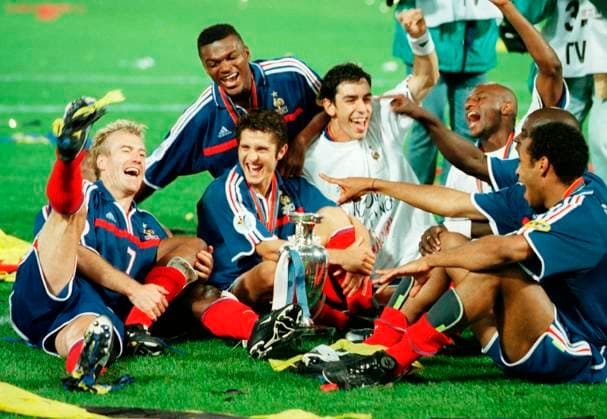 Didier Deschamps Didier Deschamps, Robert Pires, Marcel Desailly and Bixente Lizarazu celebrate their victory vs Italy in the final of Euro 2000, European Football championship, Rotterdam, July 2, 2000. Photo by Henri Szwarc ABACAPRESS.COM Rotterdam Netherlands  Copyright: xSzwarcxHenri ABACAx 554003_003 SzwarcxHenri ABACAx 554003_003