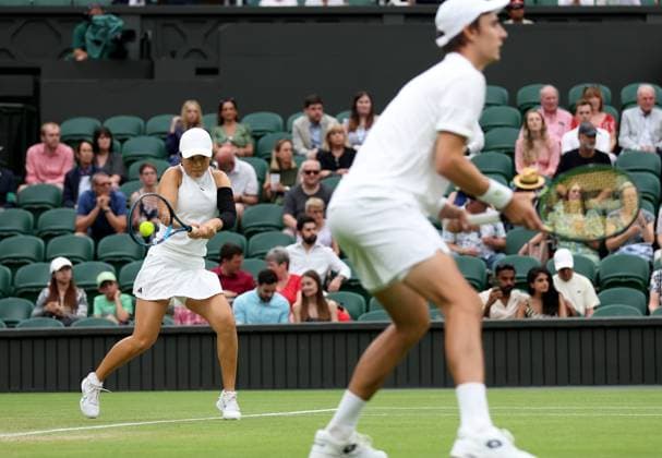 (230714) -- LONDON, July 14, 2023 -- Xu Yifan (L) Joran Vliegen compete during the mixed doubles final match between Xu Yifan of China Joran Vliegen of Belgium and Mate Pavic of Croatia Lyudmyla Kichenok of Ukraine at Wimbledon tennis Championship in London, Britain, on July 13, 2023. ) (SP)BRITAIN-LONDON-TENNIS-WIMBLEDON-DAY 11 LixYing 