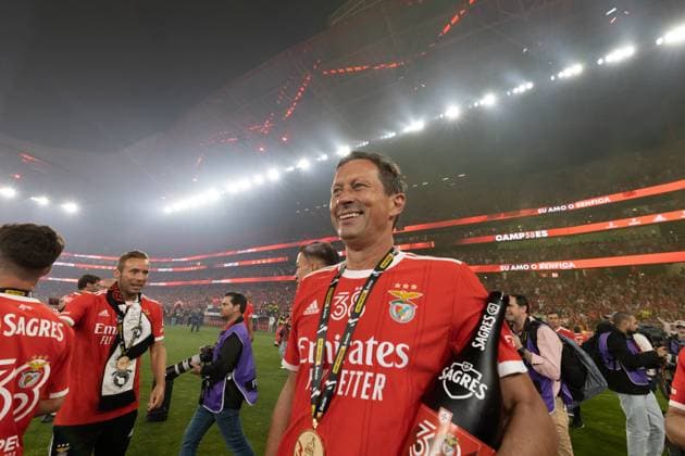 Roger Schmidt celebrates winning Portuguese title after game between SL Benfica and CD Santa Clara at Estadio Da Luz, Lisbon. (Maciej Rogowski) Lisbon Estadio Da Luz Portugal Copyright: xMaciejxRogowskix benficachampions2223-667