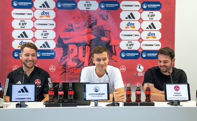 14.07.2023 - 1. FC Nürnberg Nuernberg Frauen Clubfrauen FCN Club - Medientermin - Pressekonferenz Trainervorstellung - DaEn - xdaxenx - Thomas Oostendorp ( Trainer 1. FC Nürnberg FCN ) Maximilian Prasuhn ( Pressesprecher 1. FC Nürnberg FCN ) Osman Cankaya (Sportlicher Leiter 1. FC Nürnberg FCN )