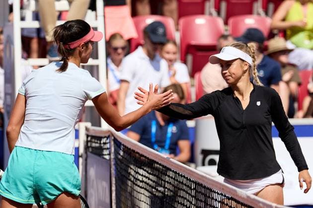 BÅSTAD 20230714 Olga Danilovic, Serbien och Yulia Putintseva, Kazakstan gratulerar varandra i semifinalen under tennisturneringen Nordea Open i Bastad. BÅSTAD SVERIGE Tennis x11830x