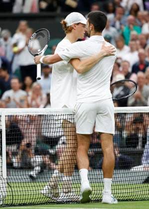 L-R. Jannik Sinner gratuliert dem Sieger Novak Djokovic Emotion, Herren Einzel, Semi Final Copyright: xJuergenxHasenkopfx