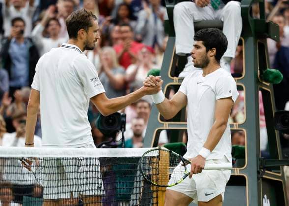 Daniil Medvedev gratuliert dem Sieger Carlos Alcaraz (ESP) jubelt nach dem Sieg, Jubel, Freude, Emotion Tennis - Wimbledon 2023 - Grand Slam ITF ATP, Tennis Herren WTA, Tennis Damen - AELTC - London - - Great Britain - 14 July 2023. Copyright: xJuergenxHasenkopfx