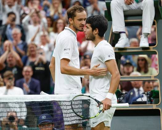 Daniil Medvedev gratuliert dem Sieger Carlos Alcaraz (ESP) jubelt nach dem Sieg, Jubel, Freude, Emotion Tennis - Wimbledon 2023 - Grand Slam ITF ATP, Tennis Herren WTA, Tennis Damen - AELTC - London - - Great Britain - 14 July 2023. Copyright: xJuergenxHasenkopfx