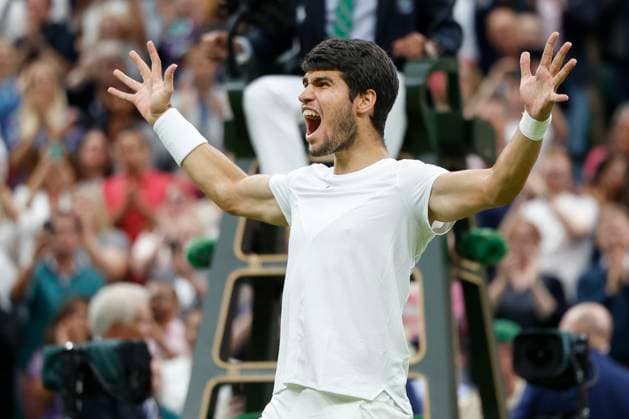 Carlos Alcaraz (ESP) jubelt nach dem Sieg, Jubel, Freude, Emotion Tennis - Wimbledon 2023 - Grand Slam ITF ATP, Tennis Herren WTA, Tennis Damen - AELTC - London - - Great Britain - 14 July 2023. Copyright: xJuergenxHasenkopfx