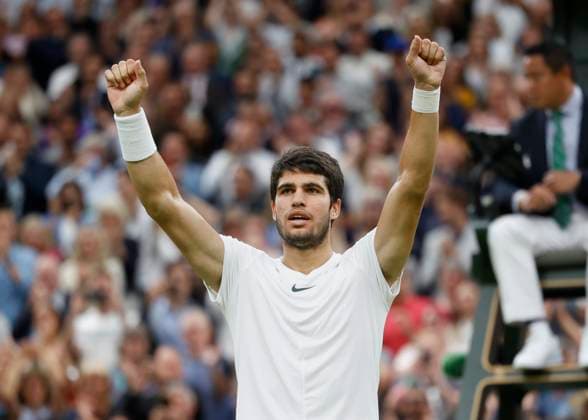 Carlos Alcaraz (ESP) jubelt nach dem Sieg, Jubel, Freude, Emotion Tennis - Wimbledon 2023 - Grand Slam ITF ATP, Tennis Herren WTA, Tennis Damen - AELTC - London - - Great Britain - 14 July 2023. Copyright: xJuergenxHasenkopfx