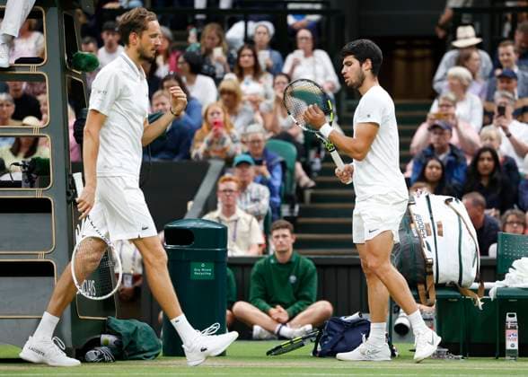 Daniil Medvedev geht an Carlos Alcaraz vorbei beim Seitenwechsel, Semi Finale, Herren Einzel Tennis - Wimbledon 2023 - Grand Slam ITF ATP, Tennis Herren WTA, Tennis Damen - AELTC - London - - Great Britain - 14 July 2023. Copyright: xJuergenxHasenkopfx