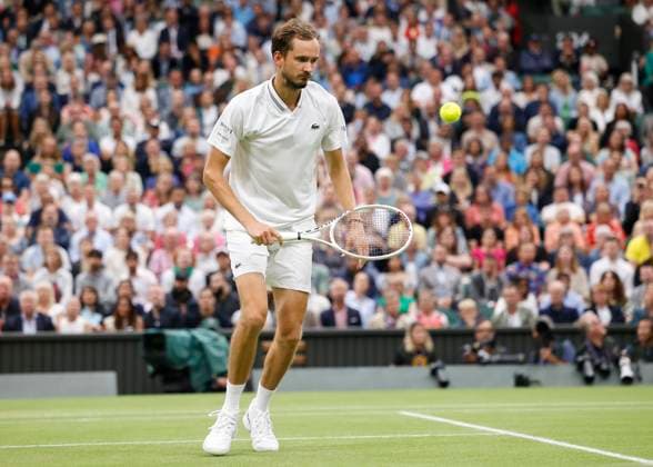 Daniil Medvedev schaut einem Passierball hinterher, Semi Finale, Herren Einzel Copyright: xJuergenxHasenkopfx