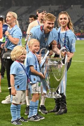 Istanbul, Atatuerk-Olympiastadion, 10.06.23, TUR, Herren, UEFA Champions League Finale 2023, Saison 2022-2023, Manchester City - Inter Mailand Bild: Siegerfoto Kevin DE BRUYNE (Manchester City) mit Ehefrau Michele Lacroix und Kindern Only for editorial use! Tuerkei