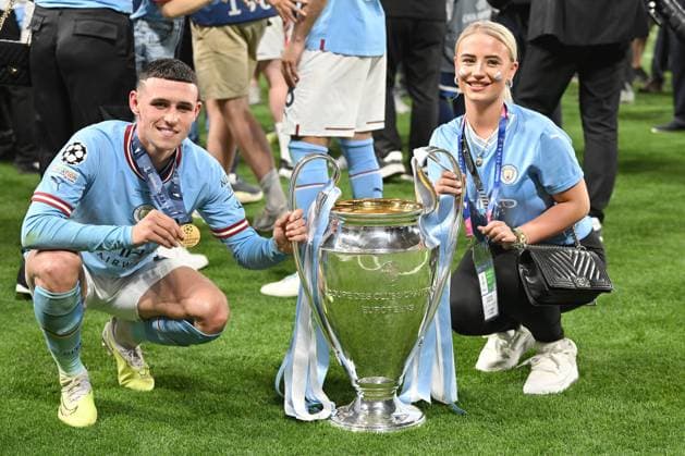 Istanbul, Atatuerk-Olympiastadion, 10.06.23, TUR, Herren, UEFA Champions League Finale 2023, Saison 2022-2023, Manchester City - Inter Mailand Bild: Siegerfoto Phil FODEN (Manchester City) mit Freundin Rebecca Cooke Only for editorial use! Tuerkei