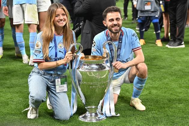Istanbul, Atatuerk-Olympiastadion, 10.06.23, TUR, Herren, UEFA Champions League Finale 2023, Saison 2022-2023, Manchester City - Inter Mailand Bild: v.re. Siegerfoto BERNARDO SILVA (Manchester City) und Ehefrau Ines Tomaz Only for editorial use! Tuerkei