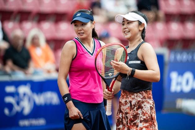 230715 Su Jeong Jang, Korea, och Eri Hozumi, Japan, under damernas dubbelfinal under dag 6 av WTA, Tennis Damen Nordea Open den 15 juli 2023 i Bastad. Copyright: NICLASxJÖNSSON BB230715NO013