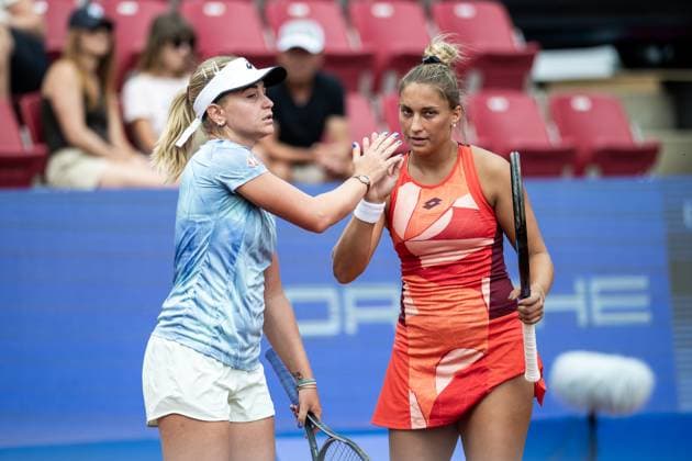 230715 Irina Khromacheva, Ryssland, och Panna Udvardy, Ungern, under damernas dubbelfinal under dag 6 av WTA, Tennis Damen Nordea Open den 15 juli 2023 i Bastad. Copyright: NICLASxJÖNSSON BB230715NO015