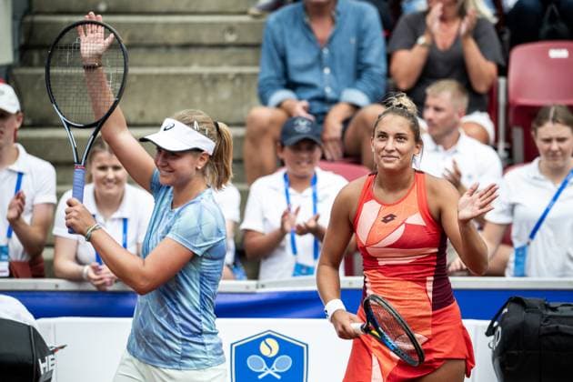 230715 Irina Khromacheva, Ryssland, och Panna Udvardy, Ungern, jublar efter damernas dubbelfinal under dag 6 av WTA, Tennis Damen Nordea Open den 15 juli 2023 i Bastad. Copyright: NICLASxJÖNSSON BB230715NO017