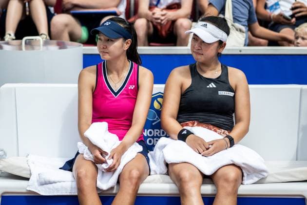 230715 Su Jeong Jang, Korea, och Eri Hozumi, Japan, deppar efter damernas dubbelfinal under dag 6 av WTA, Tennis Damen Nordea Open den 15 juli 2023 i Bastad. Copyright: NICLASxJÖNSSON BB230715NO018