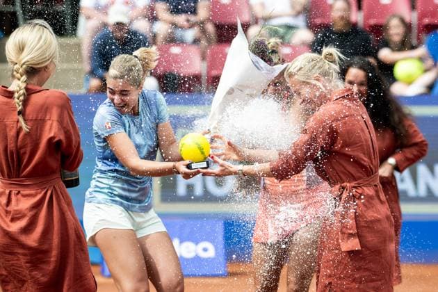 230715 Irina Khromacheva, Ryssland, och Panna Udvardy, Ungern, jublar efter damernas dubbelfinal under dag 6 av WTA, Tennis Damen Nordea Open den 15 juli 2023 i Bastad. Copyright: NICLASxJÖNSSON BB230715NO020