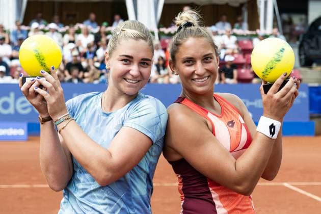 230715 Irina Khromacheva, Rysslands, och Panna Udvardy, Ungern, jublar efter damernas dubbelfinal under dag 6 av WTA, Tennis Damen Nordea Open den 15 juli 2023 i Bastad. Copyright: NICLASxJÖNSSON BB230715NO021