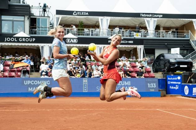 Sport Bilder des Tages 230715 Irina Khromacheva, Rysslands, och Panna Udvardy, Ungern, jublar efter damernas dubbelfinal under dag 6 av WTA, Tennis Damen Nordea Open den 15 juli 2023 i Bastad. Copyright: NICLASxJÖNSSON BB230715NO022